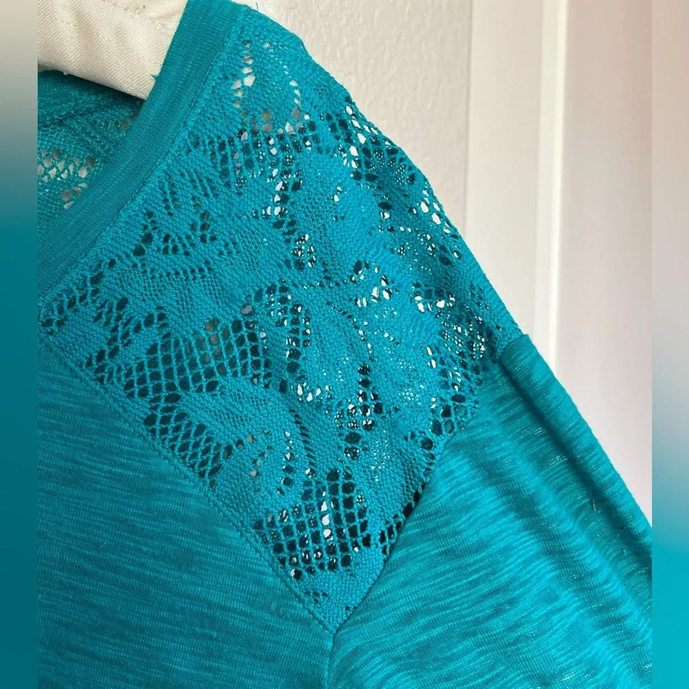 No Boundaries Teal Long Sleeve Top with Lace Detail on shoulders and backside. - Picture 3 of 5